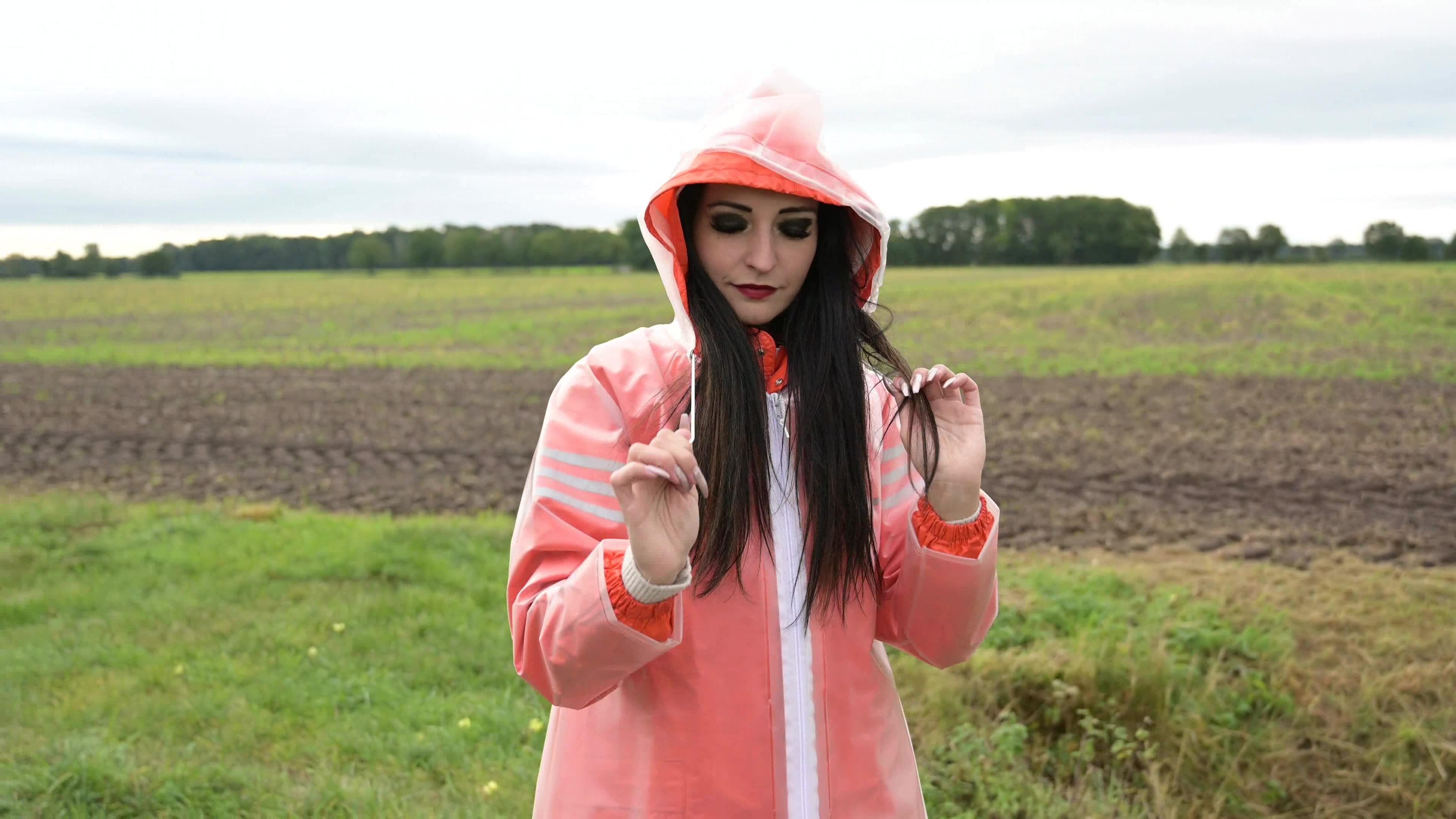 Clipspool | Miss Amira in AGU Adidas Regenanzug und transparentem