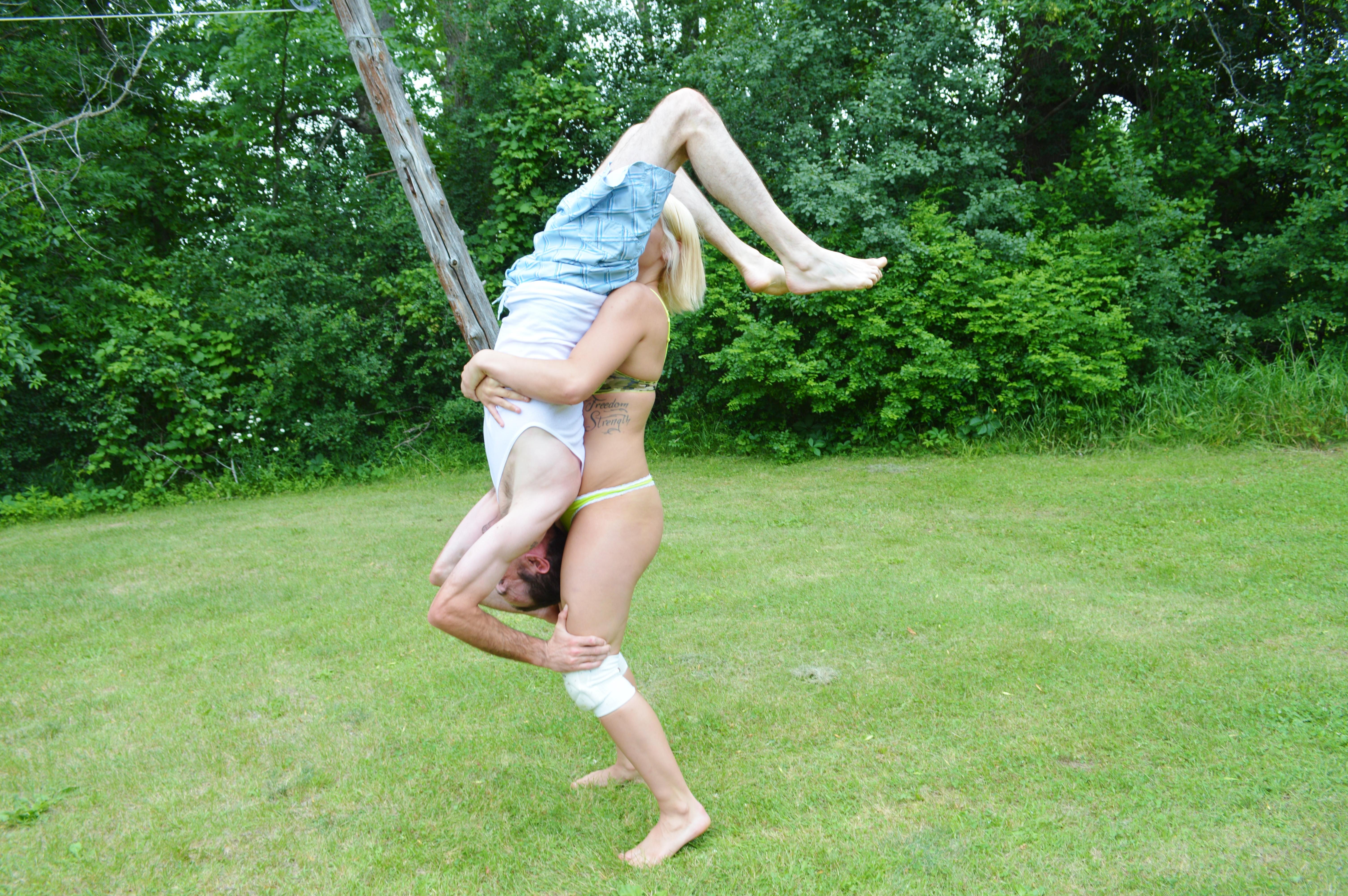 Clipspool | Paige versus Chris: Outdoor Pile driver Wrestling Match